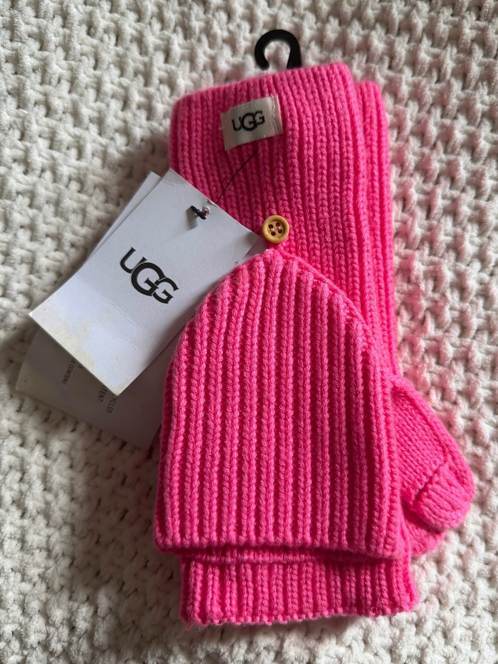 UGG women Bright Pink Ribbed Mittens